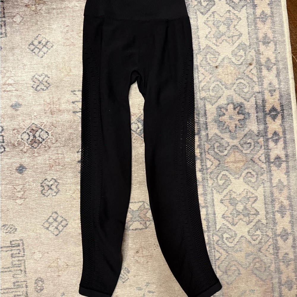 ALO Black Seamless High-Waist 7/8 Open Air Legging
Size XXs NWOT - Picture 9 of 10
